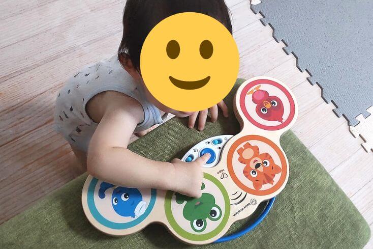 トイサブから届いたおもちゃ｢マジックタッチ・ドラム｣の音楽を子どもが流して音に合わせてリズムをとっているところの写真