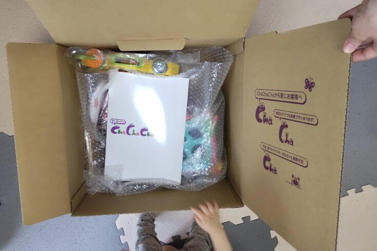 ChaChaCha(チャチャチャ)からおもちゃが届いた箱を開けたところの写真