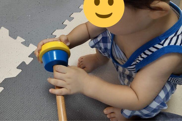 1歳3か月の息子がAndTOYBOX(アンドトイボックス)から届いた｢BRIO　クラウン｣の棒にクラウンのウッドピースが通らなかったのが通った瞬間の写真