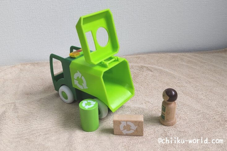 AndTOYBOX(アンドトイボックス)から届いたおもちゃ｢ライト＆サウンド付きゴミ収集謝｣の荷台が上に空いているところの写真