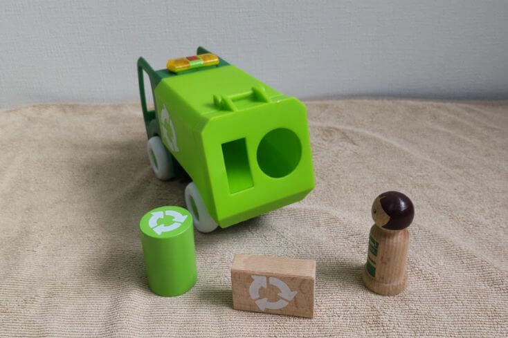 AndTOYBOX(アンドトイボックス)から届いたおもちゃ｢ライト＆サウンド付きゴミ収集車｣の後ろ側が型はめパズルとしても遊べるところの写真
