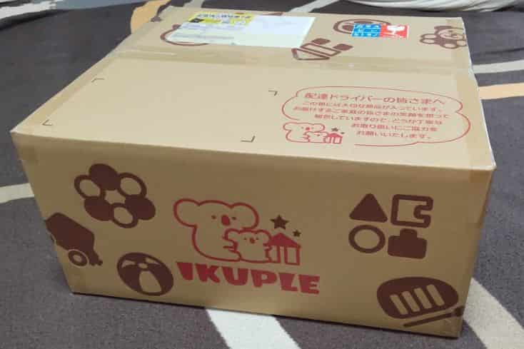 IKUPLE(イクプル)からおもちゃが届いた箱を開ける前の写真