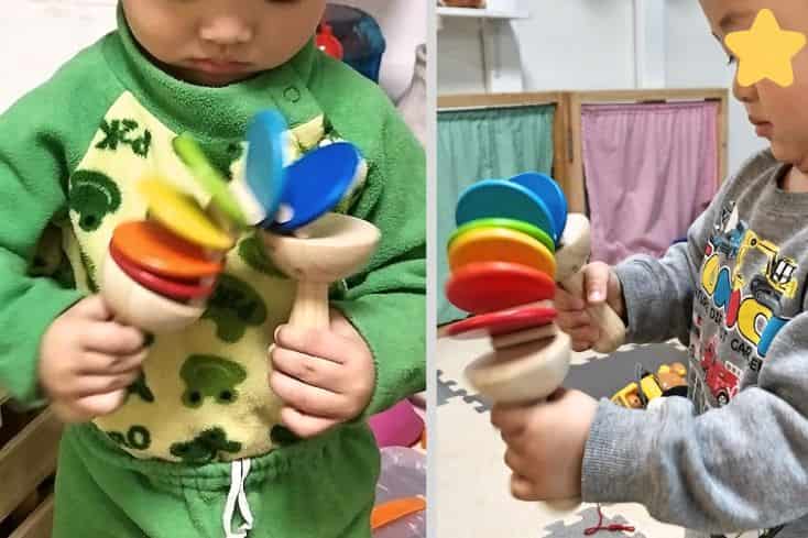 ｢おもちゃのサブスク｣から届いたおもちゃのプラントイのクラッターで遊ぶ末っ子の写真