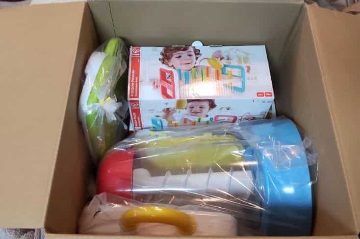 キッズラボラトリーから届いたおもちゃの箱を開梱しておもちゃが入っているところの写真