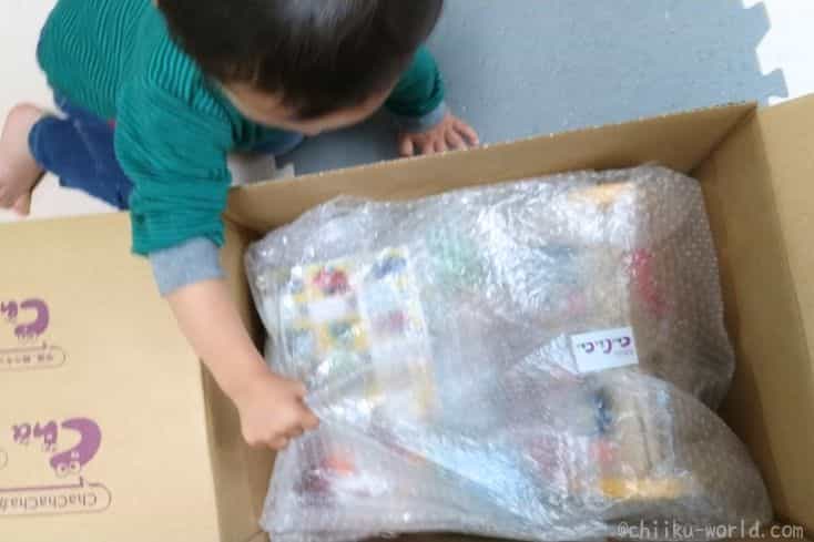 2023年5月31日にChaChaCha(チャチャチャ)から届いたおもちゃを開封する2歳の息子の写真