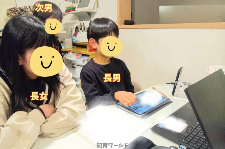 よみかきそろばんくらぶを長男が体験していて、アプリのそろばんを動かしながら先生の話をきいているところの写真