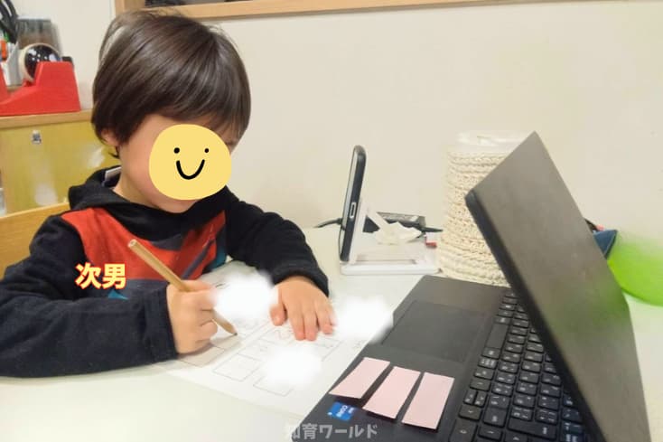 よみかきそろばんくらぶの体験中にテキストに数字を書いているところの次男(4歳)の写真