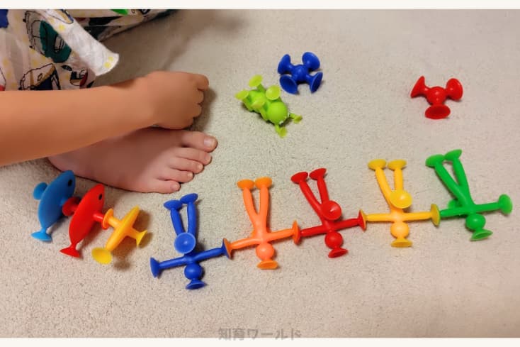 ピタリコをくっつけて遊ぶ息子の画像