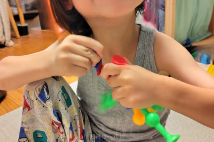 ピタリコをくっつけるのに指先をしっかり使って息子がぎゅっと押しているところの写真