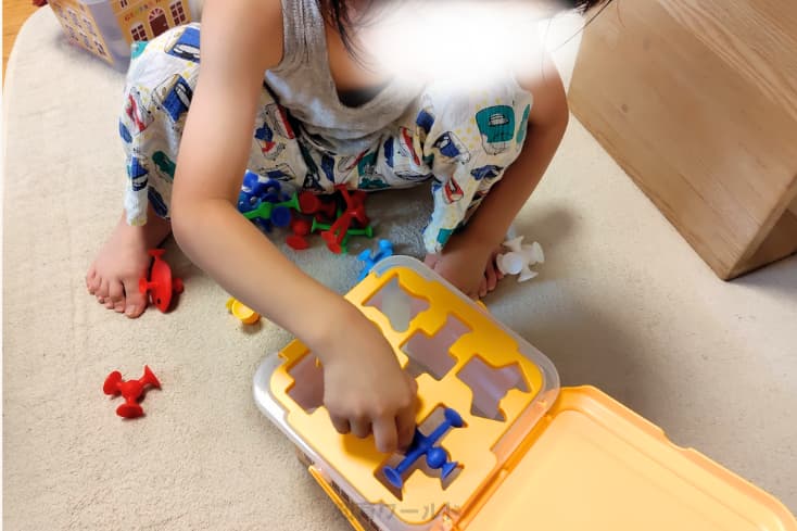 ピタリコの型はめで遊ぶ息子の写真