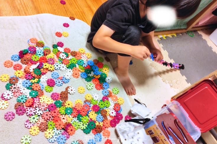 ジスターで5歳の息子が遊んでいるとジスターが床一面に広がってピースがどこかへなくなりそうなところの写真
