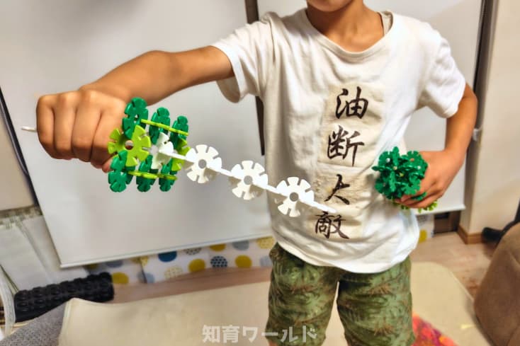 10歳の息子が初めてジスターを触り、剣と鞘を作ったところの写真