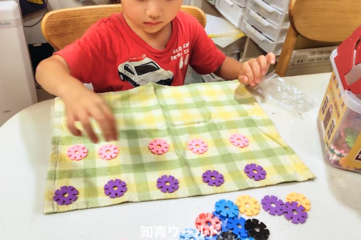 5歳の息子がジスターをマスに並べて数をかぞえる遊びをしているところの写真