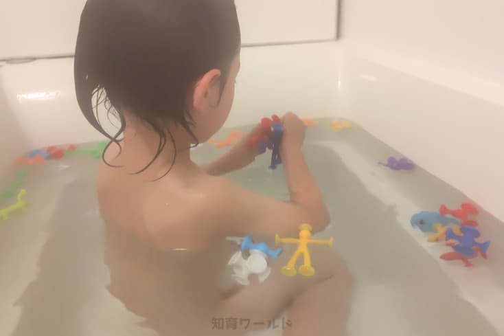 ピタリコをお風呂にいれて遊んでいる息子の写真
