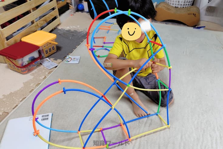 ロンビーで大きなハート型を作っている5歳の息子の写真