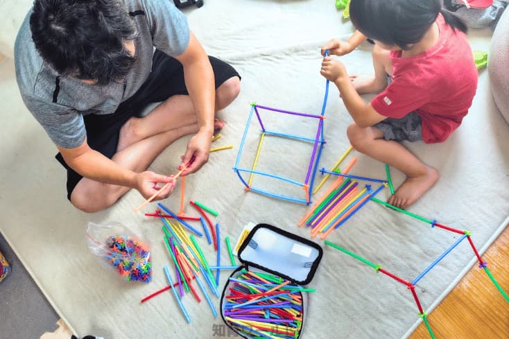 ロンビーを親子で作って遊んでいるところの写真