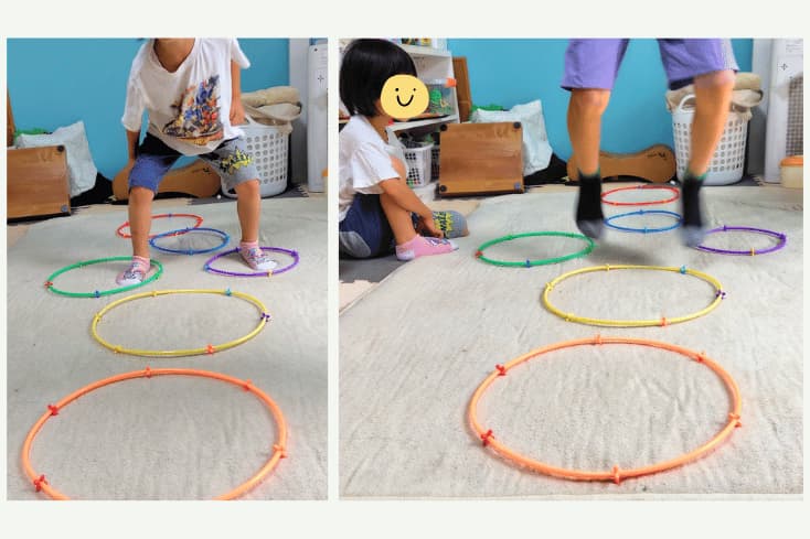 ロンビーでけんけんぱをして遊ぶ5歳の息子と小学生の息子の写真