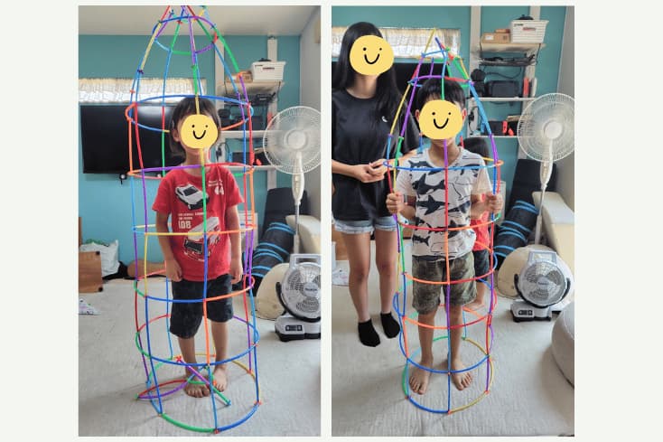 5歳と小学生の息子の背丈を超えるロケットを作って中に子どもが入っている写真
